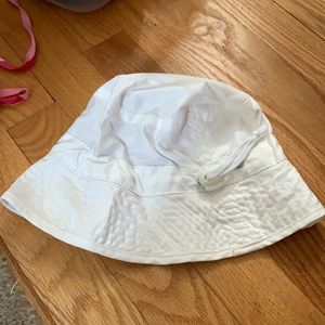 Snapper rock white bucket hat